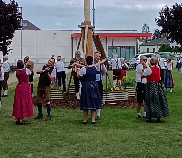 Reigen um den Maibaum der Feuerwehr