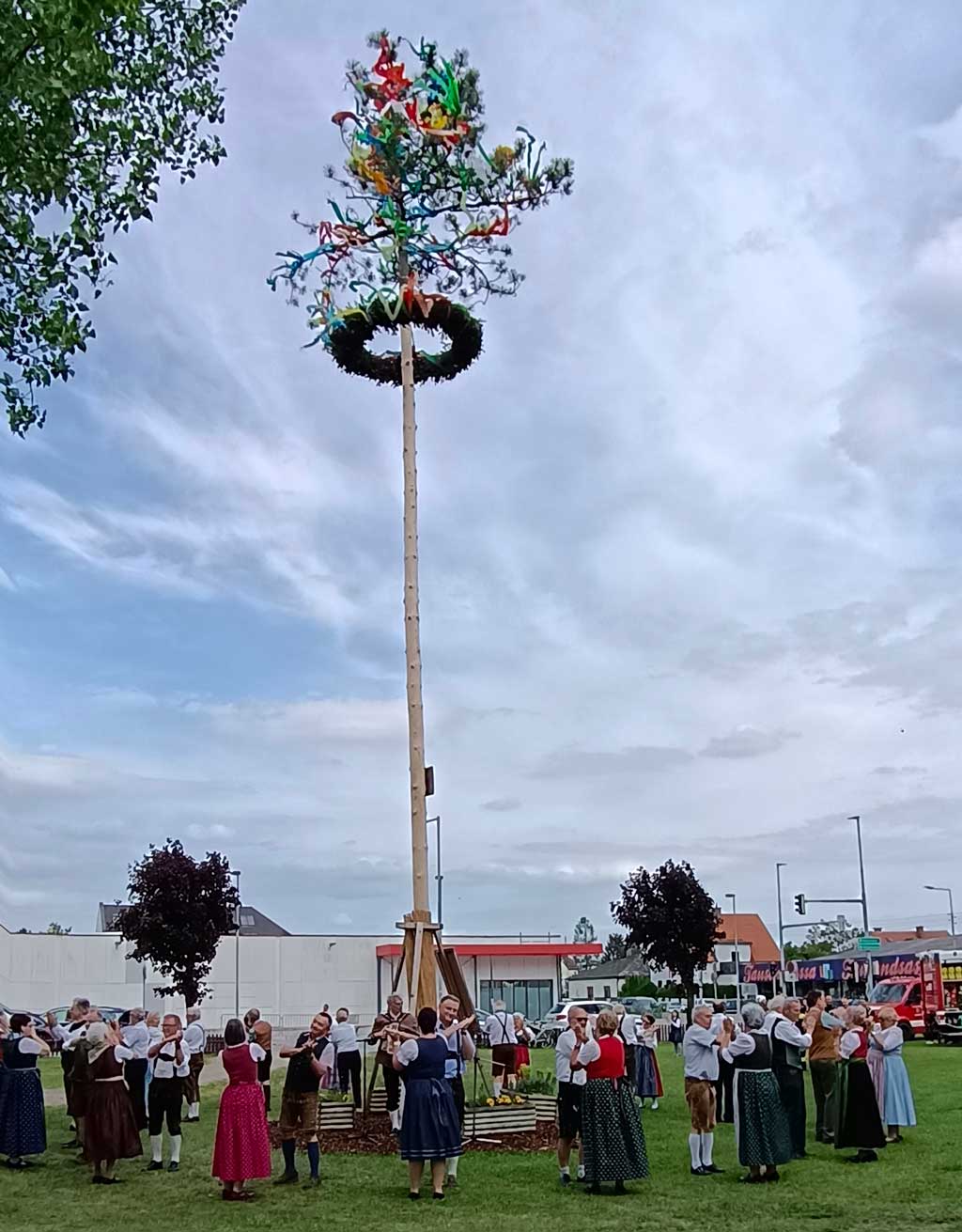 Tanz um den Maibaum der Feuerwehr auf dem Messegelände - Foto: Privat